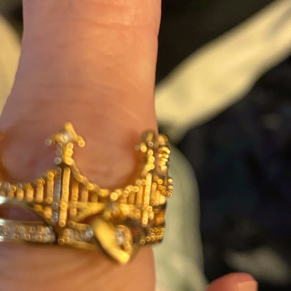 Goldtone crown ring. NWT size 8. Has heart charm with Intricate details.